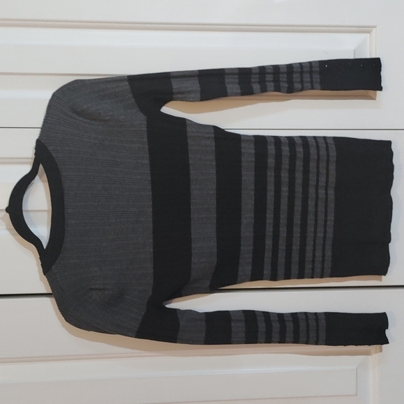 Hooked Up women's size large sweater black and gray fitted - Picture 4 of 6